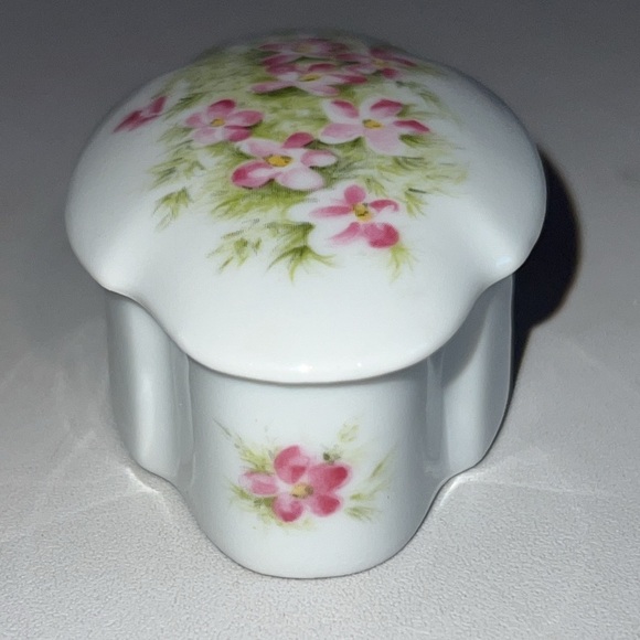 Limoges Vintage France Porcelain Trinket Box Hand Painted Floral Decorations - Picture 6 of 11